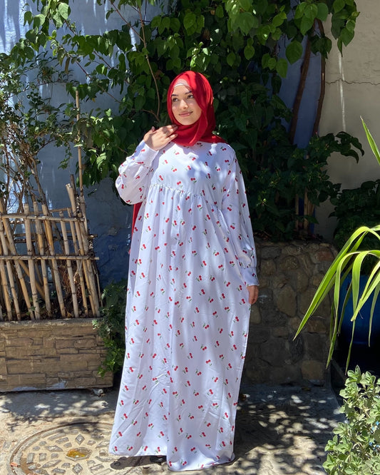 🍒 عباية الكرز البيضاء – أناقة ناعمة بلون الصفاء